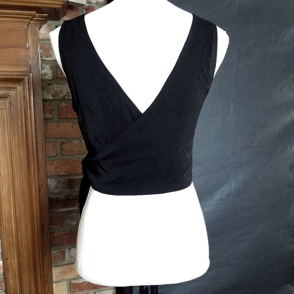 Momni Wrap Around Cropped Blouse - Picture 4 of 7